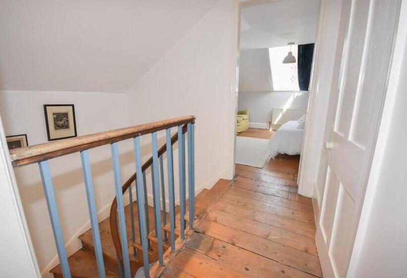 Arden Villa, Sleeps 8, Moments From The Golden Sandy Beach Of Ryde