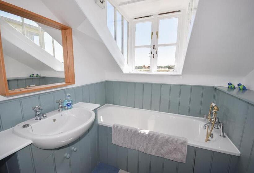 Arden Villa, Sleeps 8, Moments From The Golden Sandy Beach Of Ryde