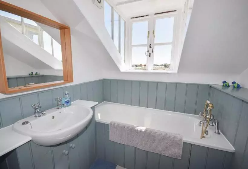 Arden Villa, Sleeps 8, Moments From The Golden Sandy Beach Of Ryde