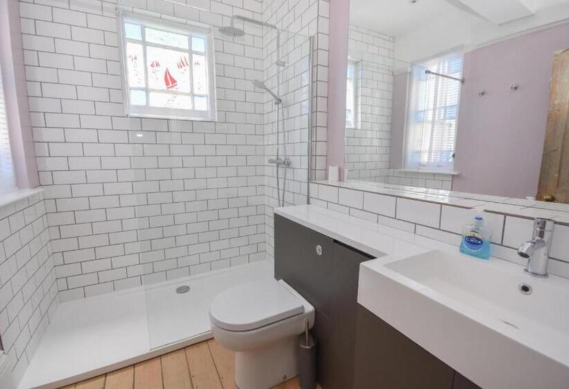 Arden Villa, Sleeps 8, Moments From The Golden Sandy Beach Of Ryde