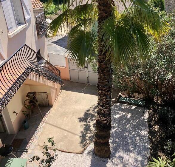 Gîte Le Palmier   Perfectly Located Cosy Studio With Private Garden