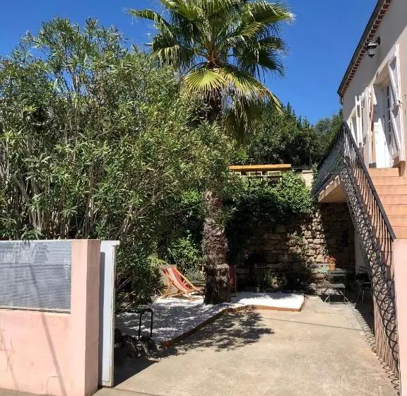 Gîte Le Palmier   Perfectly Located Cosy Studio With Private Garden