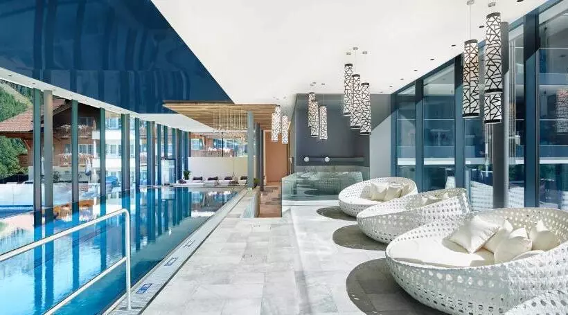 ホテル Alpin Life Resort Lürzerhof