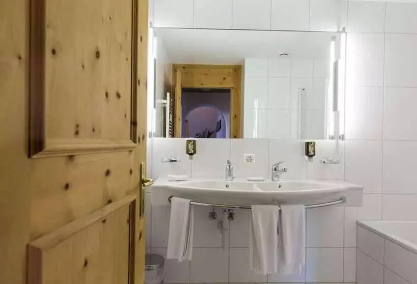 هتل Restorant Engiadina Ftan