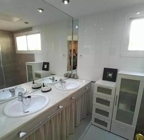 Cozy Apartment & Free Parking