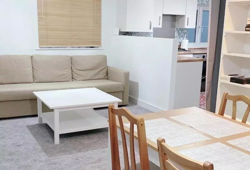 Entire Home: Bicester Village 10min Walk