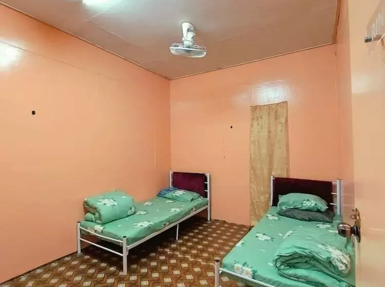 Hotelli Oyo Home 90515 Rin Rakit Water Hut