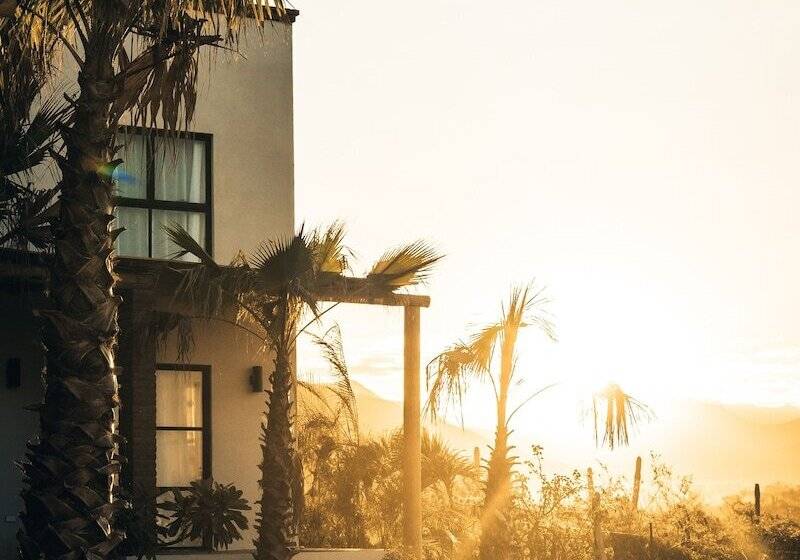 هتل So Far So Good