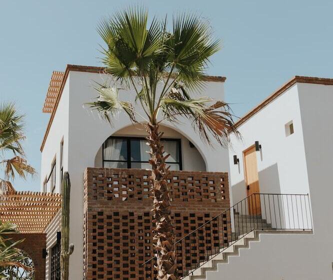 هتل So Far So Good