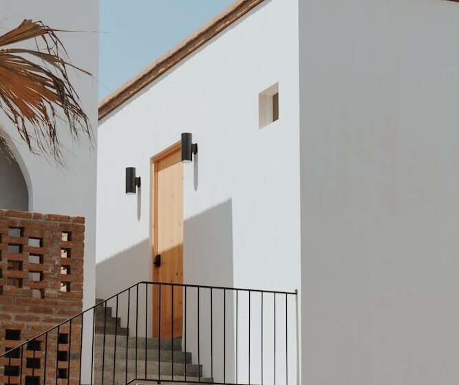 هتل So Far So Good