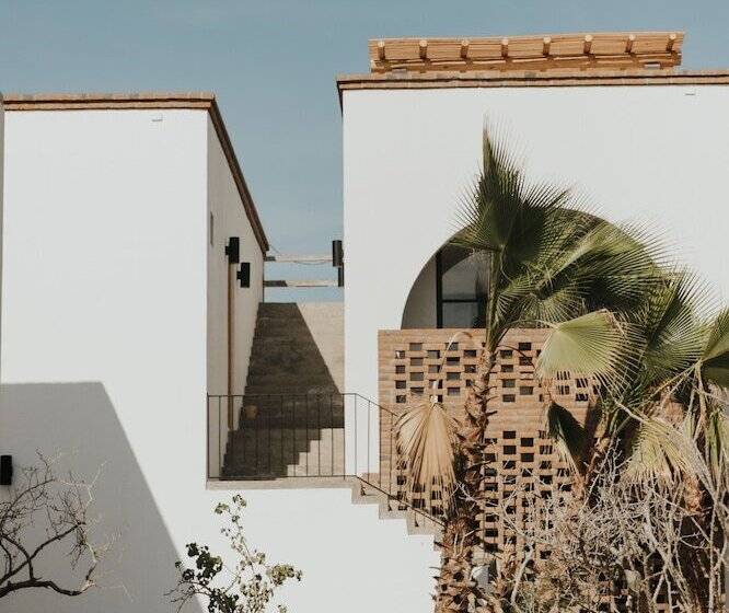 هتل So Far So Good