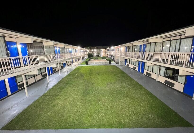 مُتل James River Inn & Suites