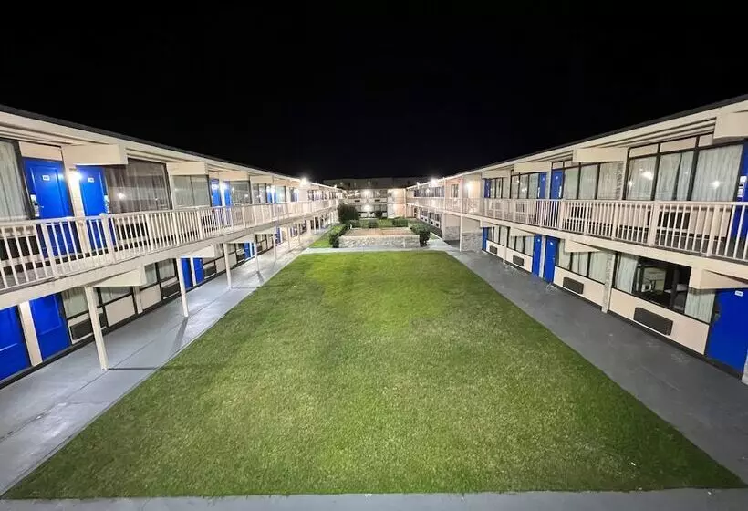 モーテル James River Inn & Suites