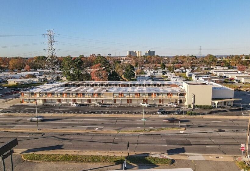 مُتل James River Inn & Suites