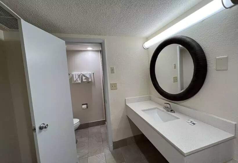 モーテル James River Inn & Suites