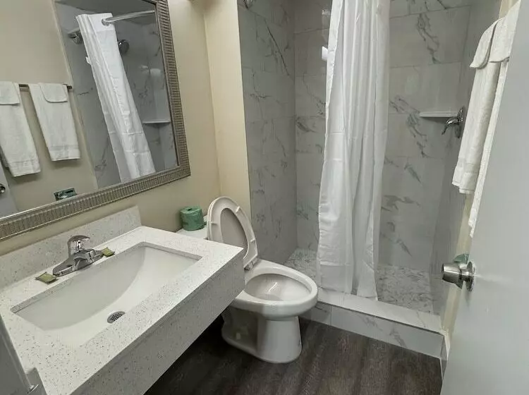 モーテル James River Inn & Suites
