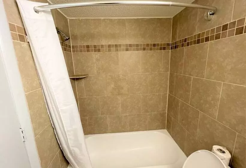 モーテル James River Inn & Suites
