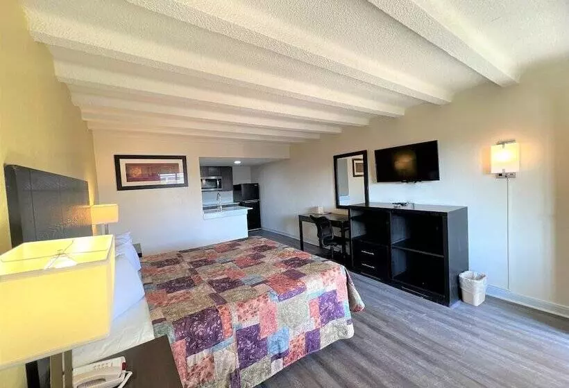 モーテル James River Inn & Suites