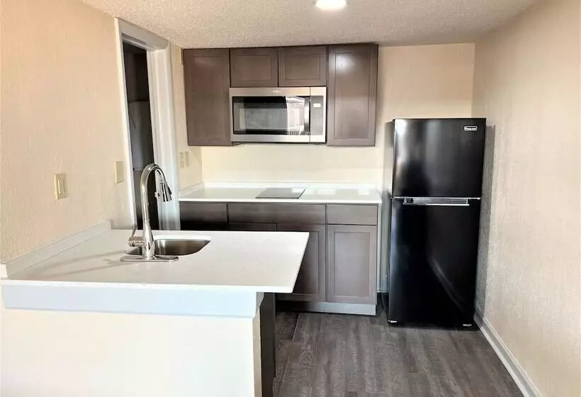 モーテル James River Inn & Suites