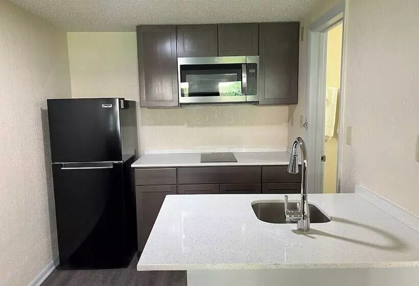 モーテル James River Inn & Suites