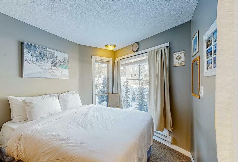 Hotel The Lepard S Den   Whitefoot Lodge 206