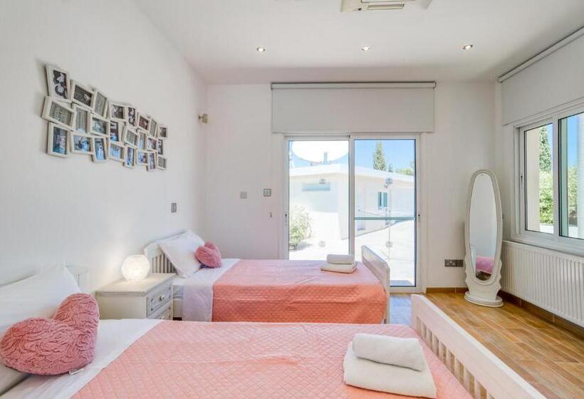 Villa Amelia By Ezoria Villas