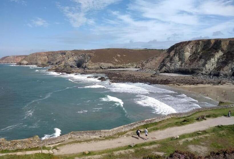 Dingley Dell   Superb Location For Truro In Private Accommodation