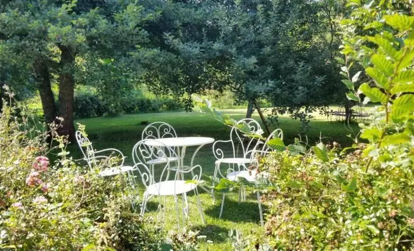 Romantic Bijou Gite With Shared Pool