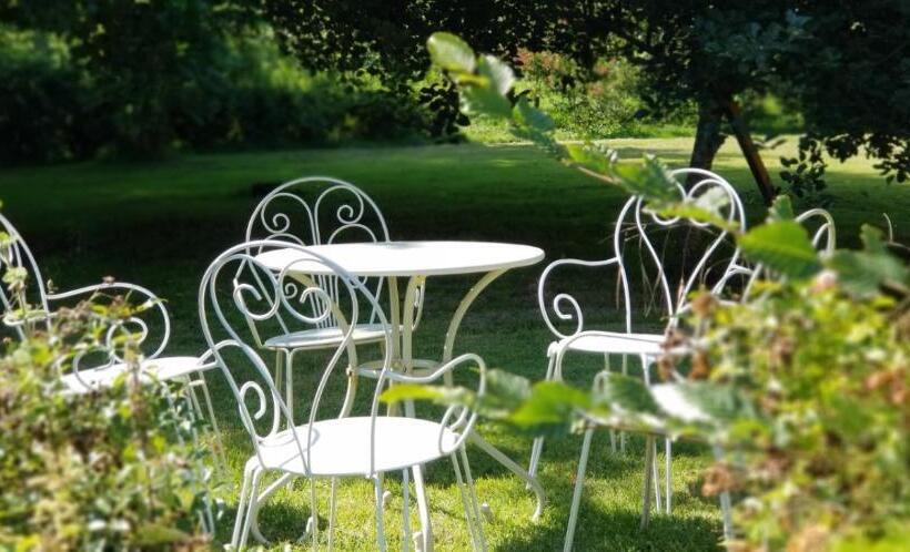 Romantic Bijou Gite With Shared Pool