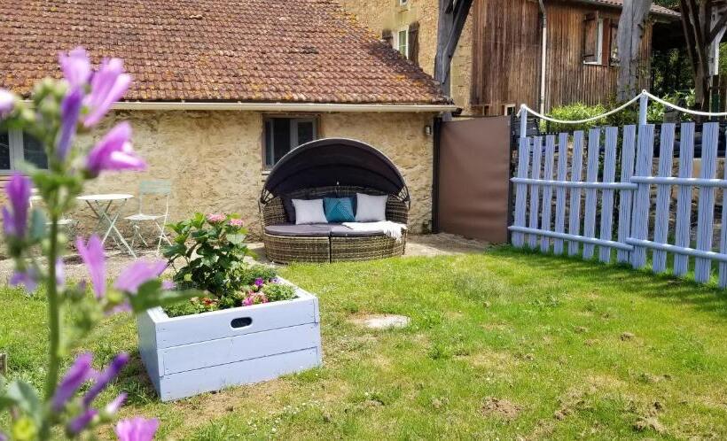 Romantic Bijou Gite With Shared Pool