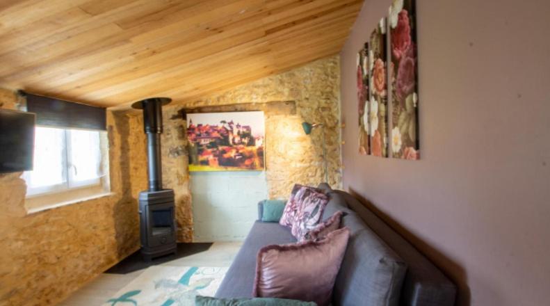 Romantic Bijou Gite With Shared Pool