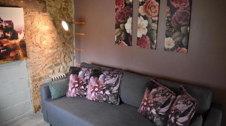 Romantic Bijou Gite With Shared Pool