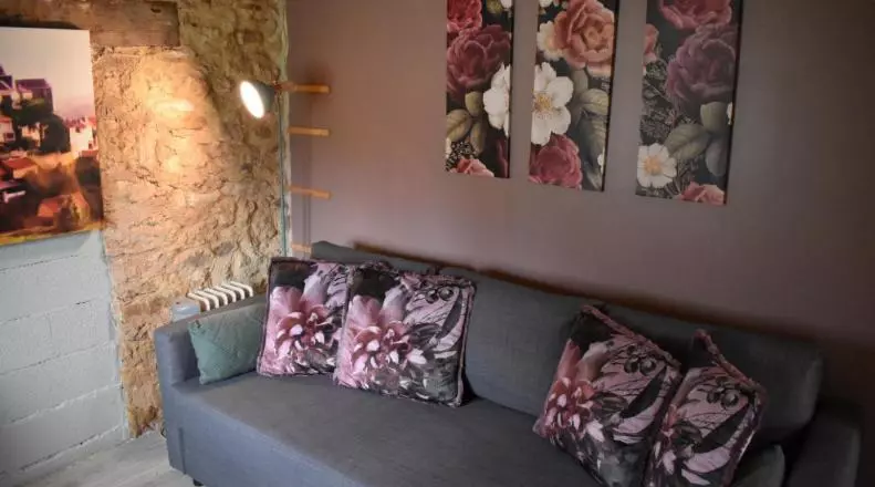 Romantic Bijou Gite With Shared Pool