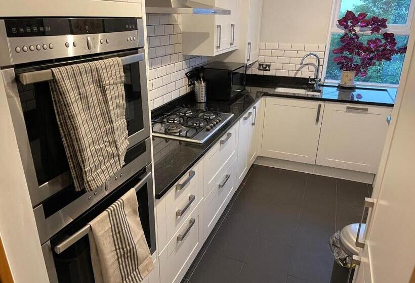 Spacious 2 Bedroom Flat Near Surbiton Station