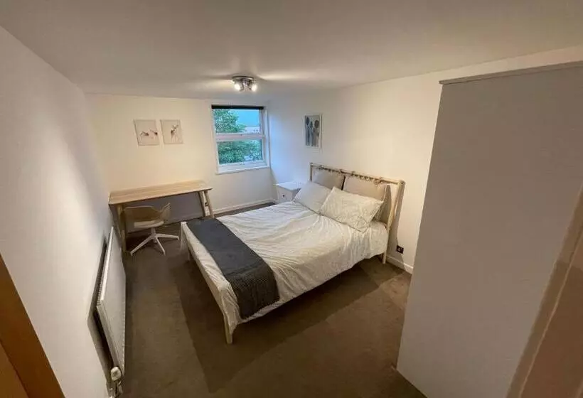 Spacious 2 Bedroom Flat Near Surbiton Station