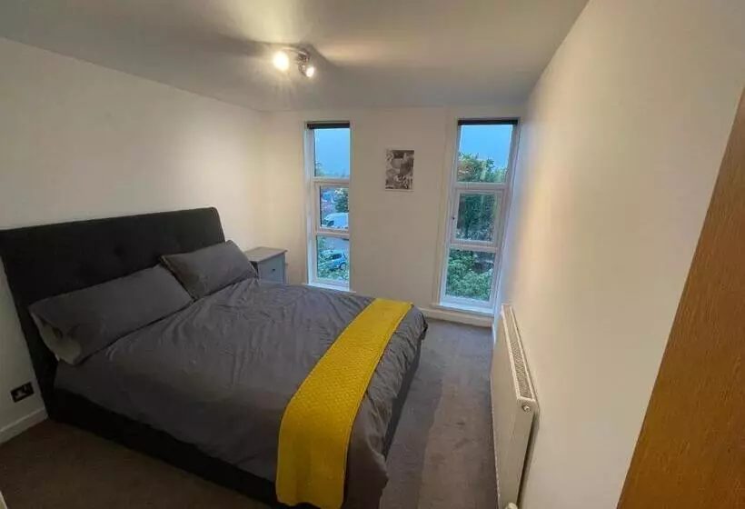 Spacious 2 Bedroom Flat Near Surbiton Station