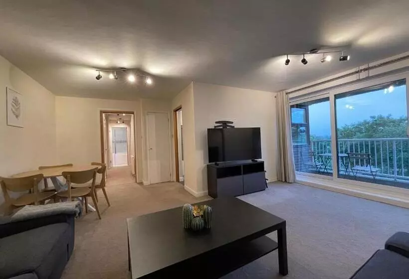 Spacious 2 Bedroom Flat Near Surbiton Station