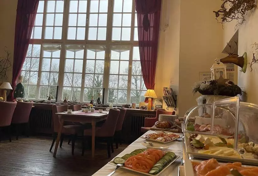 Burghaus & Villa Kronenburg