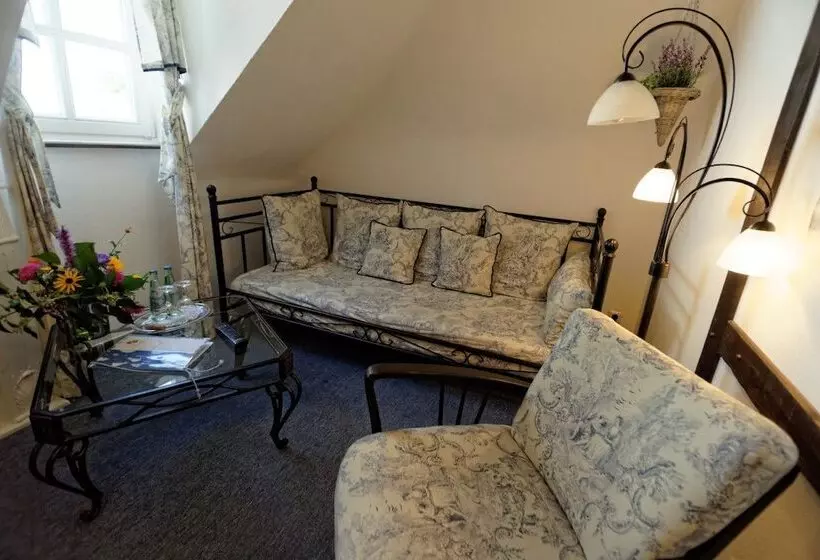 Burghaus & Villa Kronenburg