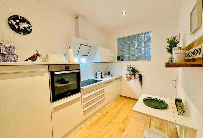 Colorful & Quiet Apartment In Beautiful Viennese Building