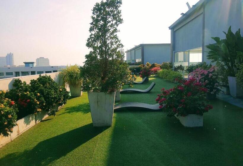 Laguna Beach Condo Resort 3 Maldives Pattaya Pool View ลากูน่า บีช คอนโด รีสอร์ต 3 พัทยา