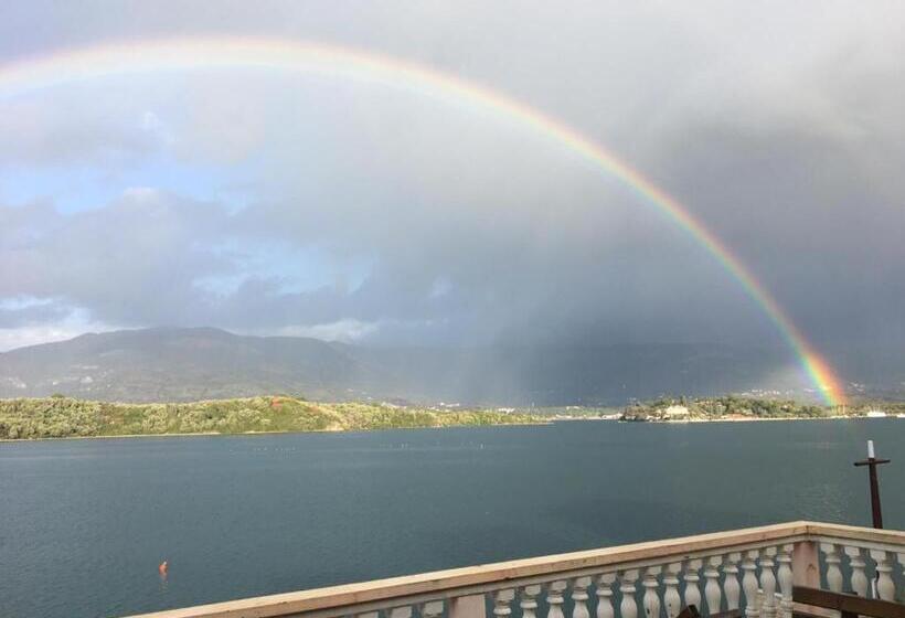 Monténégro Dans Un Site Exceptionnel Loue Des Hébergements Supérieurs Face Mer Avec Plage Privée à C