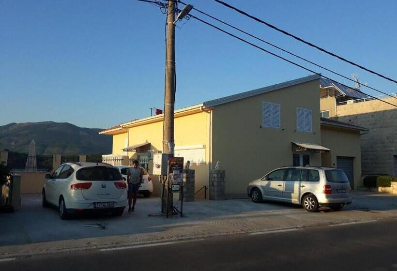 Monténégro Dans Un Site Exceptionnel Loue Des Hébergements Supérieurs Face Mer Avec Plage Privée à C