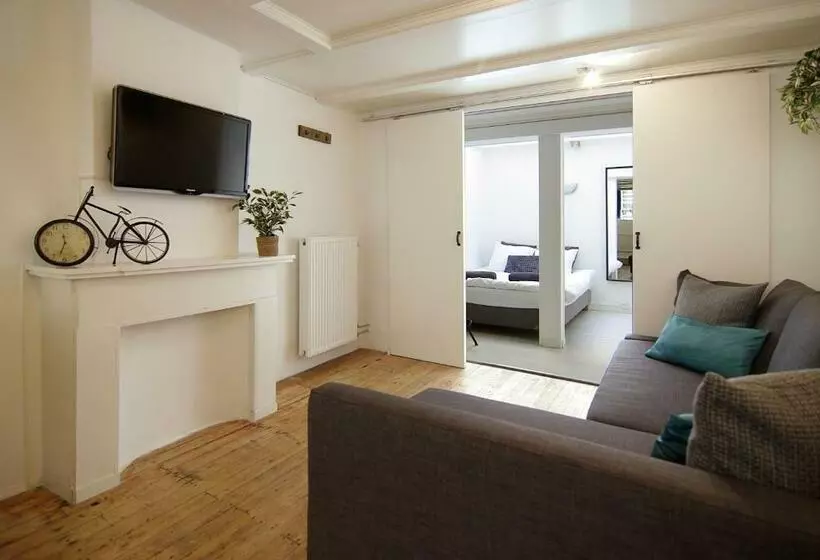 تختخواب و صبحانه Cosy Apartment Right In The City Center With Airco!