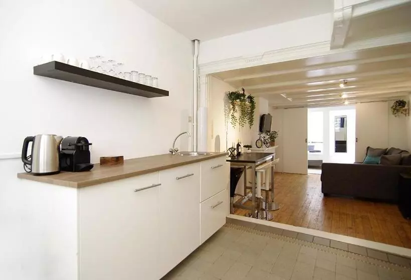تختخواب و صبحانه Cosy Apartment Right In The City Center With Airco!