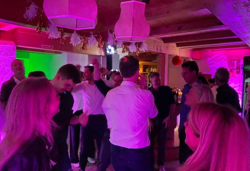 住宿加早餐  Sporthostel Rössle