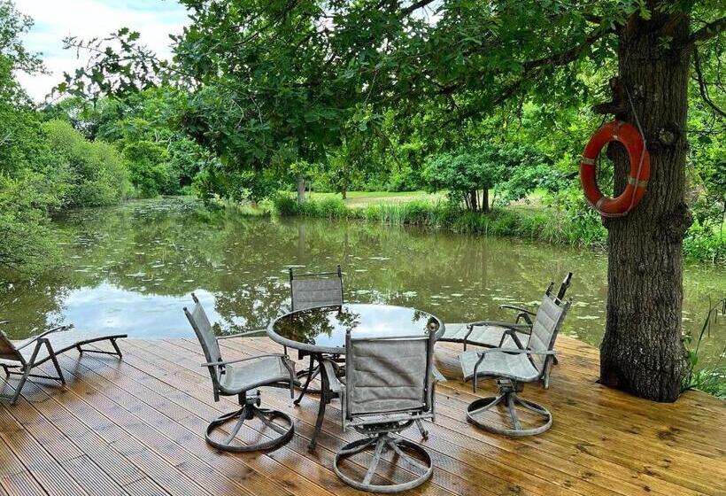 Cackle Hill Lakes, Kingfisher Lodge