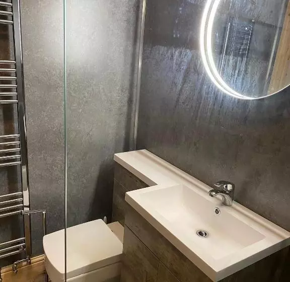 Cackle Hill Lakes, Kingfisher Lodge