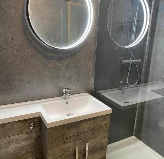 Cackle Hill Lakes, Kingfisher Lodge