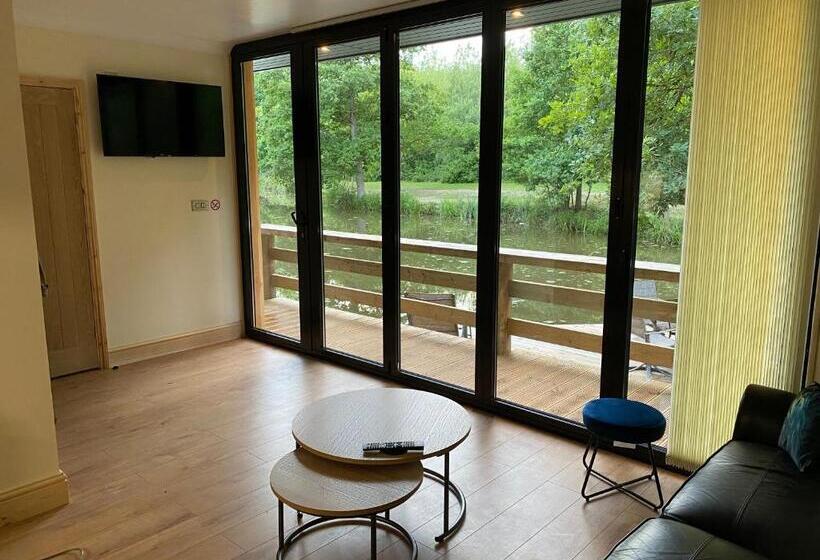 Cackle Hill Lakes, Kingfisher Lodge